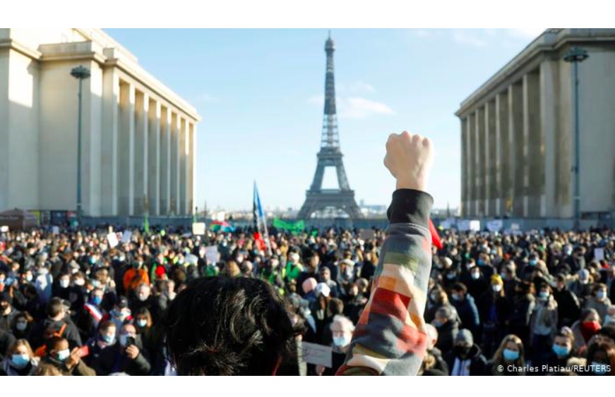 Des milliers de personnes manifestent en France contre la loi "sécurité globale"